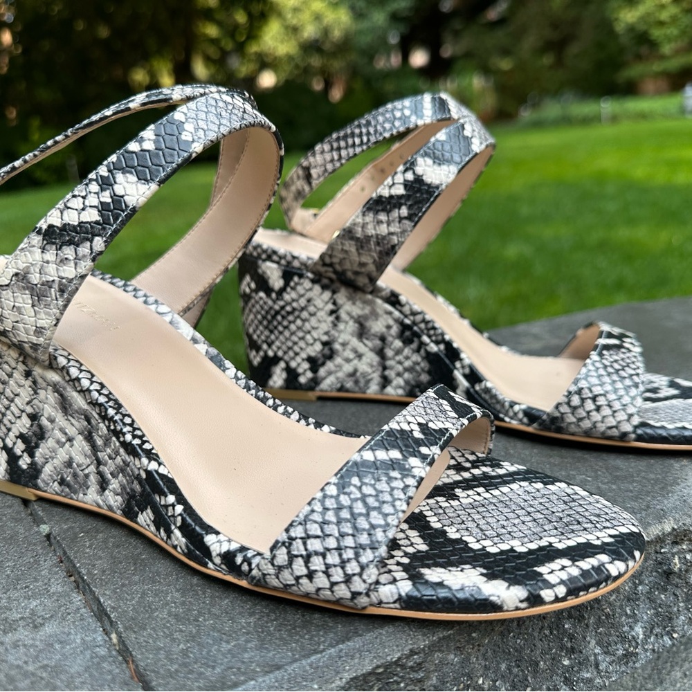 Stuart Weitzman Black and Gray Snakeskin Wedges 🖤🤍